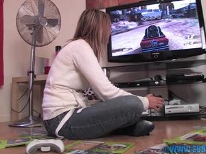 Анжела увлеченно мастурбирует перед телевизором