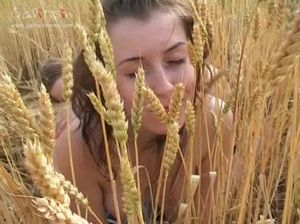 Виктория трахает мокрую дырочку девки морковкой в чистом поле