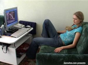 Сосед увидел что телка смотрит порно и засадил ей