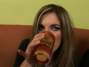 Веселые друзья напоили Лену и выебали ее