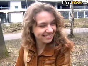 Алена раздевается перед пикапером на улице