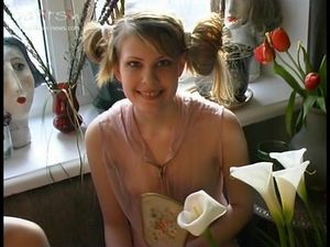 Катя с плоскими сиськами ласкает тело грудастой подруги