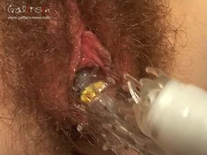 Девушка трахает свежим огурцом волосатую пилотку Кати