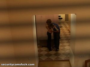 Пара думает, что их не видят, и активно трахается за углом коридора
