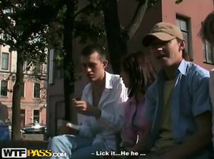 Парни привели девок на хату чтобы вдуть им