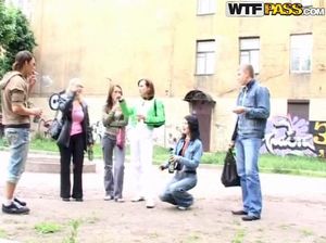 Студенты знакомятся с молодыми сучками и разводят их на секс