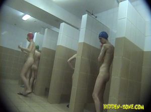 Костлявая девка попала в объектив скрытой камеры в русской бане