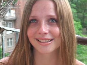 Голые девки гуляют по дому