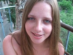 Голые девки гуляют по дому