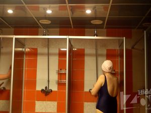 Баба в купальнике не знает что за ней подсматривают