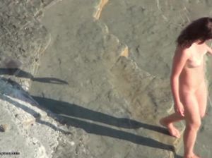 Фигуристая нудистка Елена не видит, что за ней подсматривают