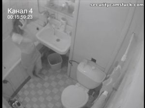 Скрытая камера в туалете снимает мастурбацию молодой Дарьи