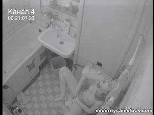Скрытая камера в туалете снимает мастурбацию молодой Дарьи