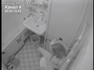 Скрытая камера в туалете снимает мастурбацию молодой Дарьи