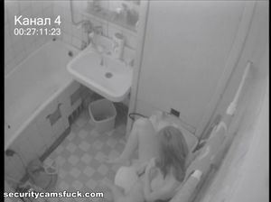 Скрытая камера в туалете снимает мастурбацию молодой Дарьи