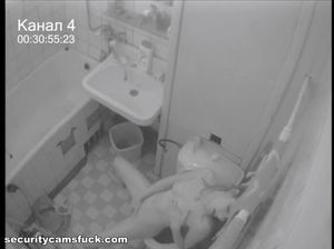 Скрытая камера в туалете снимает мастурбацию молодой Дарьи