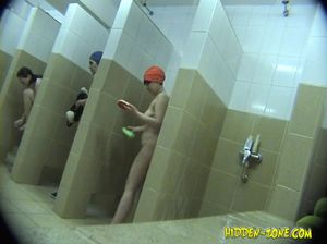 Чувак подглядывает за голыми женщинами в общей бане