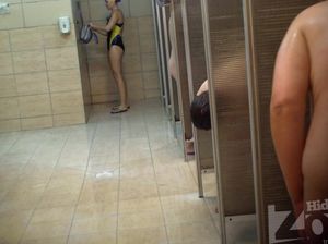Мужики подглядывают за голыми тетками в общей бане