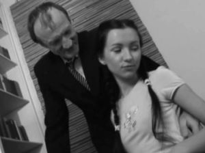 Зрелый препод засадил в анус худой студентке с плоскими сиськами