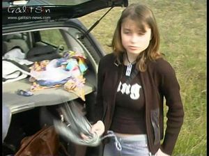 Молодые телки резвятся в поле и снимают одежду