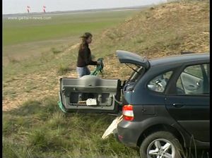 Молодые телки резвятся в поле и снимают одежду