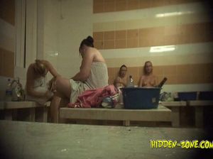 Дрочеры подсматривают за девками в сауне