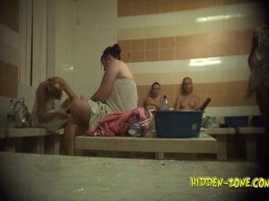 Дрочеры подсматривают за девками в сауне