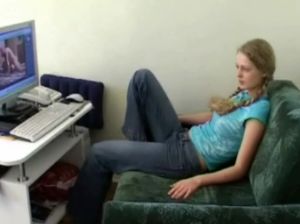 Рыжая развратница Аля смотрит порно со своим участием