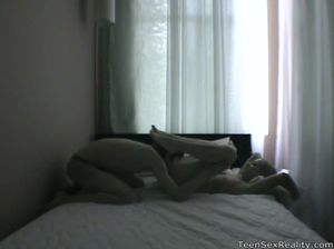 Неопытный юноша трахает путану в гостиничном номере