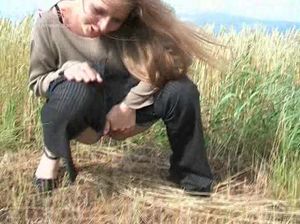 Русские молодые девки писают в чистом поле